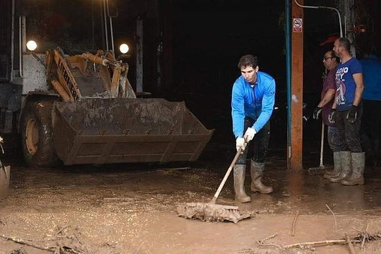 Hành động của Rafael Nadal tại quê nhà bị lũ lụt gây cảm động 