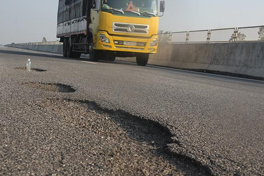 Cao tốc Đà Nẵng - Quảng Ngãi hỏng nặng: Lật lại vấn đề trước thông xe 