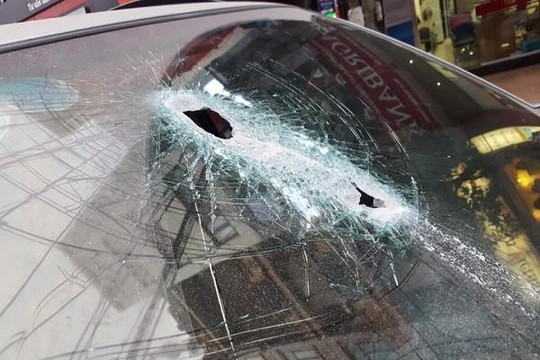 Hà Nội: Thanh sắt rơi từ công trường xuyên thủng kính ô tô