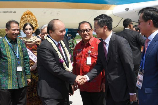 Thủ tướng đến Bali gặp lãnh đạo các nước ASEAN, thăm Indonesia