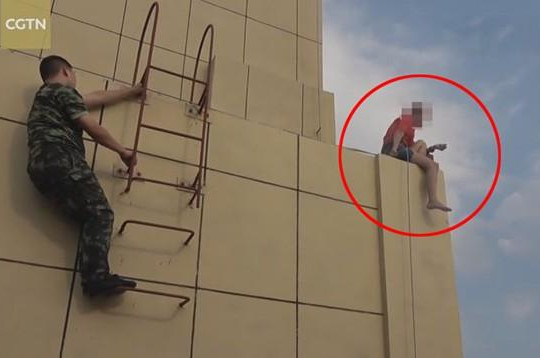Nghẹt thở xem lính cứu hỏa cứu người phụ nữ đòi nhảy lầu tự tử