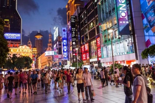 Trung Quốc khuyến khích mạnh tay chi tiền, người tiêu dùng lo thắt lưng buộc bụng