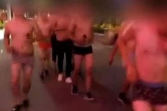Không đạt doanh thu, 30 nhân viên nam bị phạt mặc quần lót diễu phố