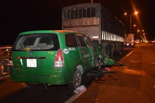 Taxi húc xe tải trên cầu Cần Thơ, ba người tử vong