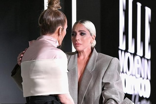 Lady Gaga bật khóc khi chia sẻ về việc bị lạm dụng tình dục