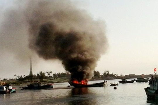 Nổ tàu cá ở Lý Sơn khiến 10 ngư dân thương vong
