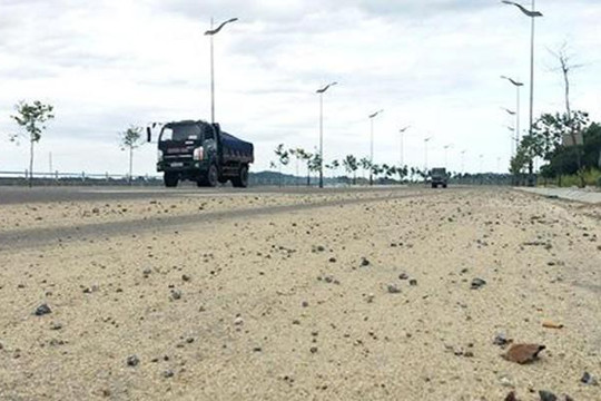 Quảng Ngãi: Hết mùa xe chở cát lộng hành mới ra văn bản chấn chỉnh