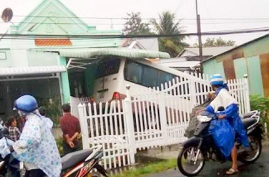 Kiên Giang: Xe khách lao vào nhà dân, 5 người bị thương