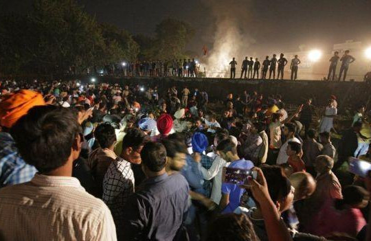 Tàu hỏa lao vào đám đông ở Ấn Độ, hơn 60 người chết