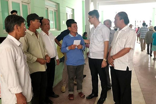 Bí thư huyện đảo Lý Sơn trao tiền trợ giúp các nạn nhân vụ nổ tàu cá