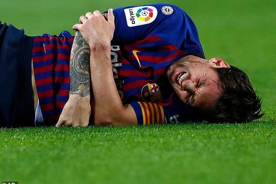 Messi bị gãy tay phải nghỉ ít nhất 3 tuần, lỡ hẹn 5 trận quan trọng của Barca 