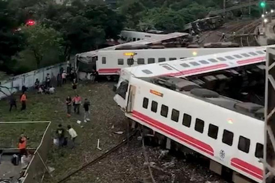 Tàu hỏa du lịch trật bánh ở Đài Loan: ít nhất 17 người chết, 126 người bị thương