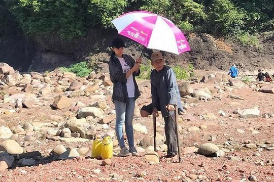 Hoa hậu Tiểu Vy gây ấn tượng với hình ảnh che ô cho người khuyết tật tại Quảng Bình