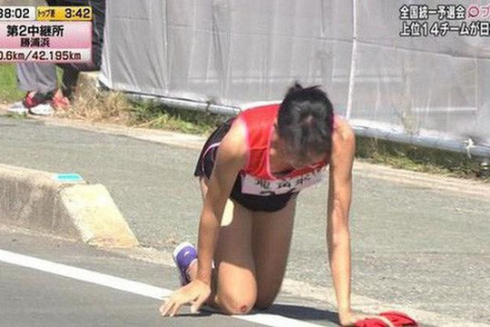Nữ VĐV Nhật chấn thương nặng vẫn bò trên đường đua đến chảy máu khiến nhiều người bật khóc 