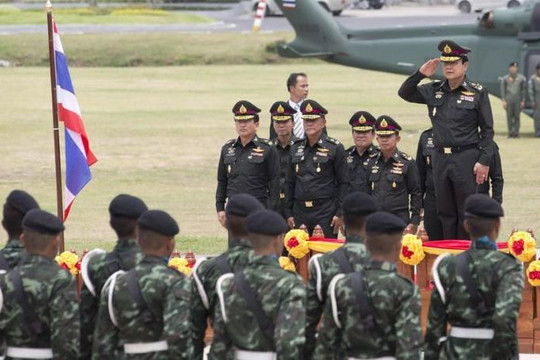 Tổng tham mưu trưởng quân đội Thái Lan dọa đảo chính để dẹp tan ‘bạo loạn’