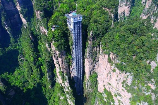 Cận cảnh thang máy ngoài trời bên vách đá cao nhất thế giới
