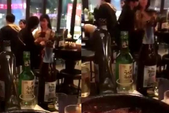 Nóng mắt vì clip chàng trai vô tư cởi áo, âu yếm bạn gái ở quán ăn Hàn