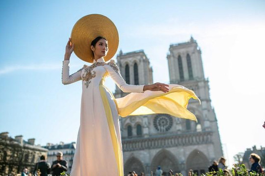 Á hậu Hoàng Thùy chụp ảnh gợi cảm tại những địa điểm nổi tiếng ở Paris