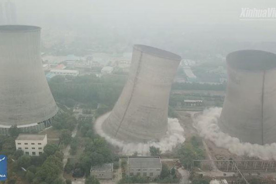 Clip 3 tòa tháp của nhà máy nhiệt điện Trung Quốc bị đánh sập trong chớp mắt