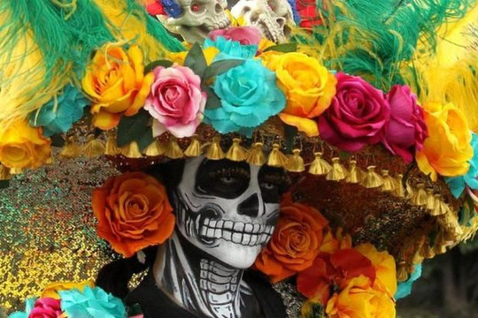 Người dân Mexico mặc sặc sỡ, hóa trang hình đầu lâu trong 'Ngày lễ của người chết'