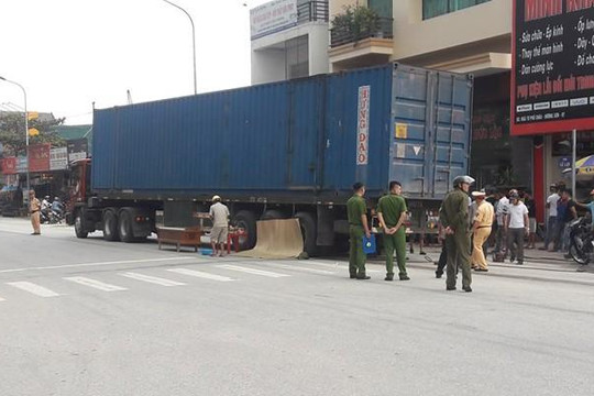 Hà Tĩnh: Cụ ông 71 tuổi tử vong dưới bánh xe container