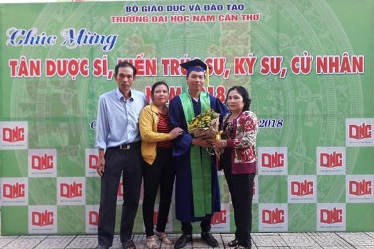 Gần 500 sinh viên Trường đại học Nam Cần Thơ nhận bằng tốt nghiệp