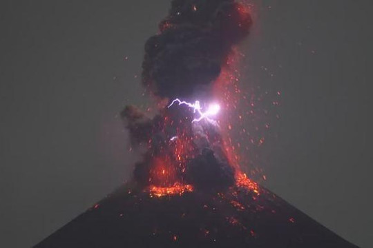 Núi lửa vừa phun trào vừa phát ra tia sét tạo nên cảnh tượng ngoạn mục
