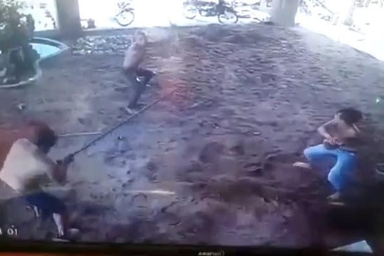 Clip giang hồ cầm đại đao sang nhà chém bố vợ cũ ở Ninh Hòa