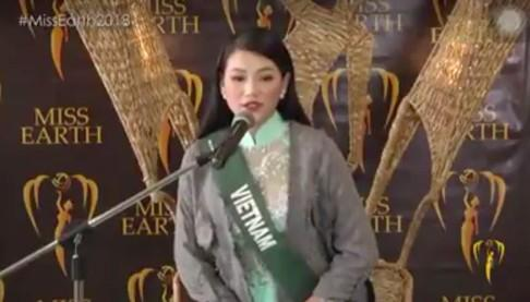 Phương Khánh mượn áo ấm trong ngày thi vấn đáp Miss Earth