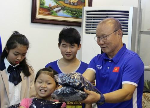 Trước AFF Cup, HLV Park Hang-seo tranh thủ đi thăm trẻ em làng SOS