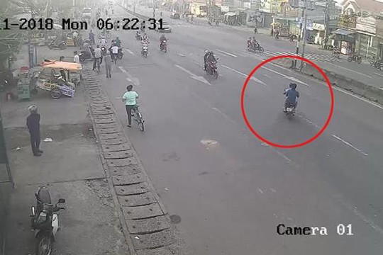 Sang đường ẩu ở ngã 3, hai thanh niên đi xe máy bị ô tô tông văng xa