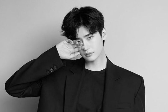 Nam diễn viên Lee Jong Suk bị giam giữ tại sân bay Indonesia sau buổi fanmeeting