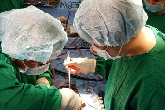 Một bệnh nhân nghèo được phẫu thuật miễn phí bằng phương pháp mới