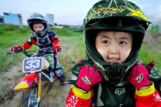 Bé gái 5 tuổi chạy mô tô mạo hiểm ở Sài Gòn