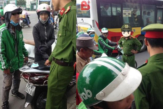 Đòi 100 ngàn khi va chạm xe cô gái xinh Hà Nội, tài xế Grab bị công an mắng