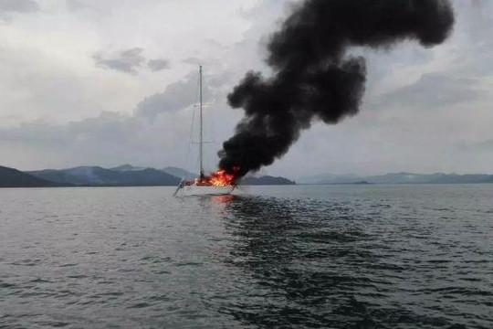 Du thuyền chở khách bị sét đánh trúng, bốc cháy dữ dội giữa biển