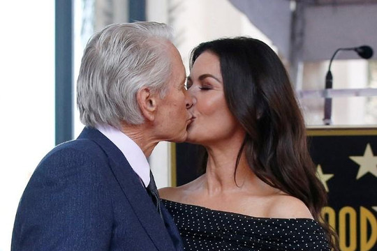 Michael Douglas hôn vợ cảm ơn khi được vinh danh trên đại lộ danh vọng Hollywood