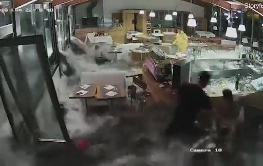 Thót tim khoảnh khắc sóng biển ập vào nhà hàng cuốn trôi nhân viên