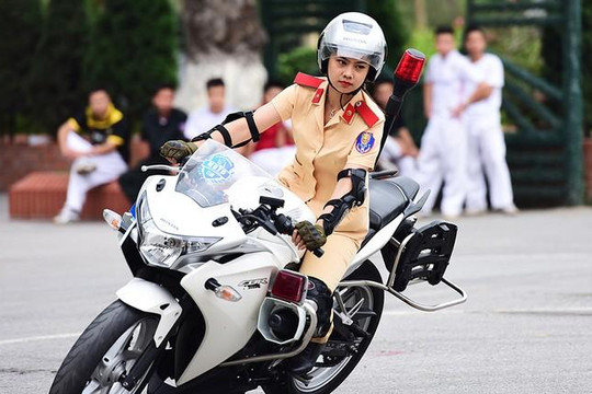 Nữ sinh Cảnh sát lái môtô đặc chủng điêu luyện