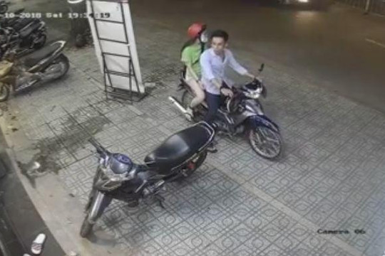 Đôi nam nữ bẻ khoá trộm xe máy nhanh như chớp ở Sài Gòn