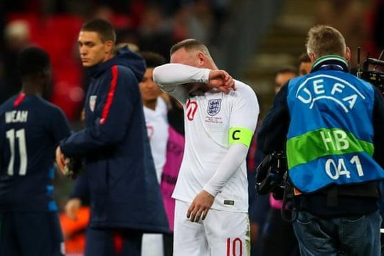 Rooney tịt ngòi và bật khóc trong trận cuối cùng cho tuyển Anh