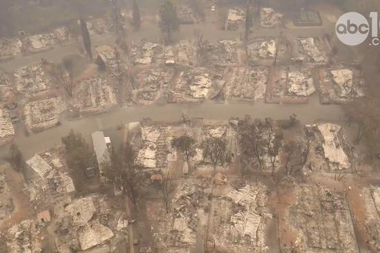 Cảnh hoang tàn ở thị trấn Paradise nhìn từ trên cao sau thảm hoạ cháy rừng