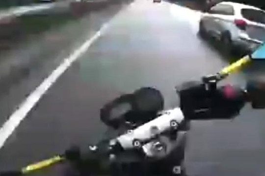 Clip biker gặp nạn khi phóng mô tô 185km/h trên xa lộ 