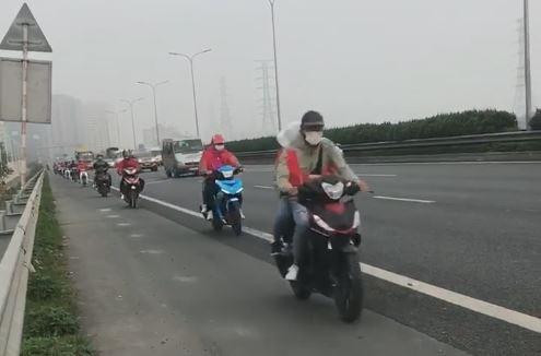 Kinh hãi nhóm phượt thủ thản nhiên đi xe máy vào cao tốc Pháp Vân - Cầu Giẽ