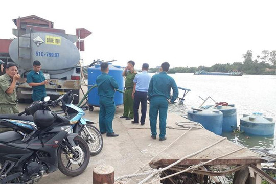 Thuyền chở 26 tấn hóa chất chìm xuống sông Đồng Nai