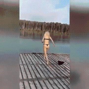 Cô gái mặc bikini nóng bỏng liều mình nhảy giữa tiết trời băng giá