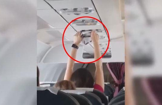 Nữ hành khách thản nhiên hong khô quần lót trên máy bay