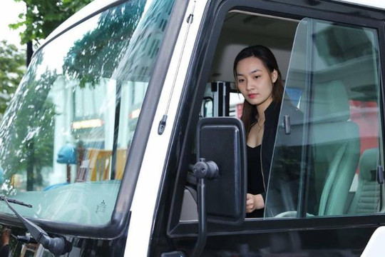 Nữ tài xế xe khách ở Hà Nội xinh như hot girl, chàng trai có cơ bụng 6 múi sau 1 ngày