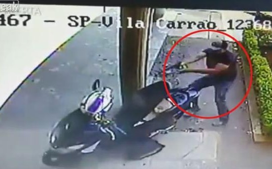 Uy hiếp nhầm cảnh sát, tên cướp bị bắn gục tại chỗ