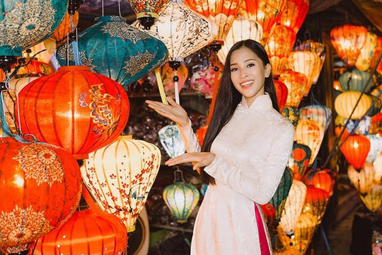 Hoa hậu Trần Tiểu Vy mặc áo dài, đội nón lá duyên dáng trong bộ ảnh giới thiệu Hội An